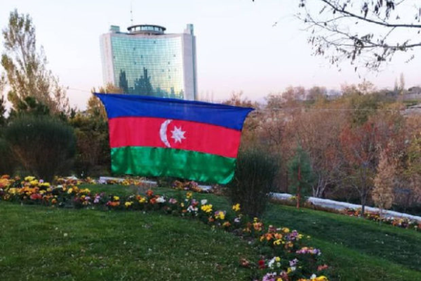 Cənubi azərbaycanlı gənclərdən Zəfər Günü fləşmobu